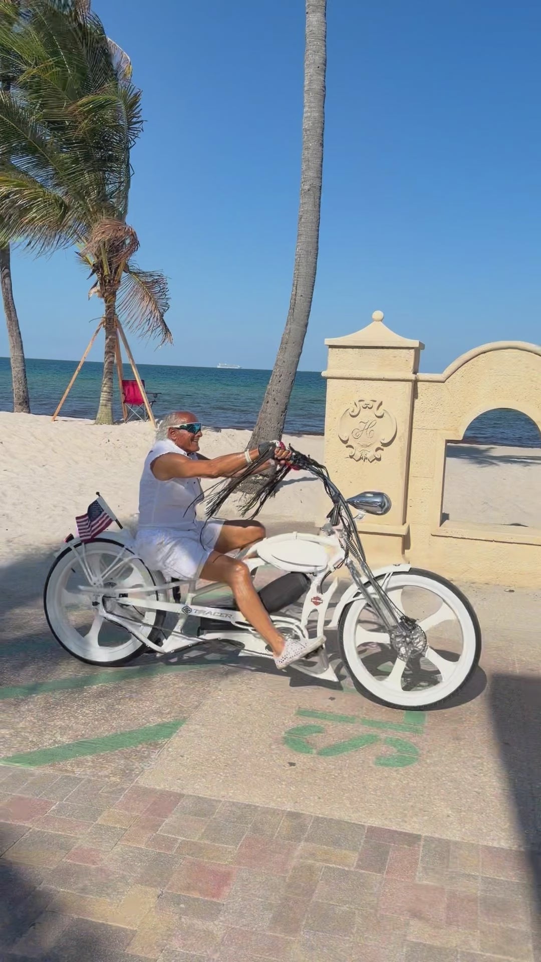 Load video: Tracer Raptor Pro DS 800W Stretch Cruiser E-Bike